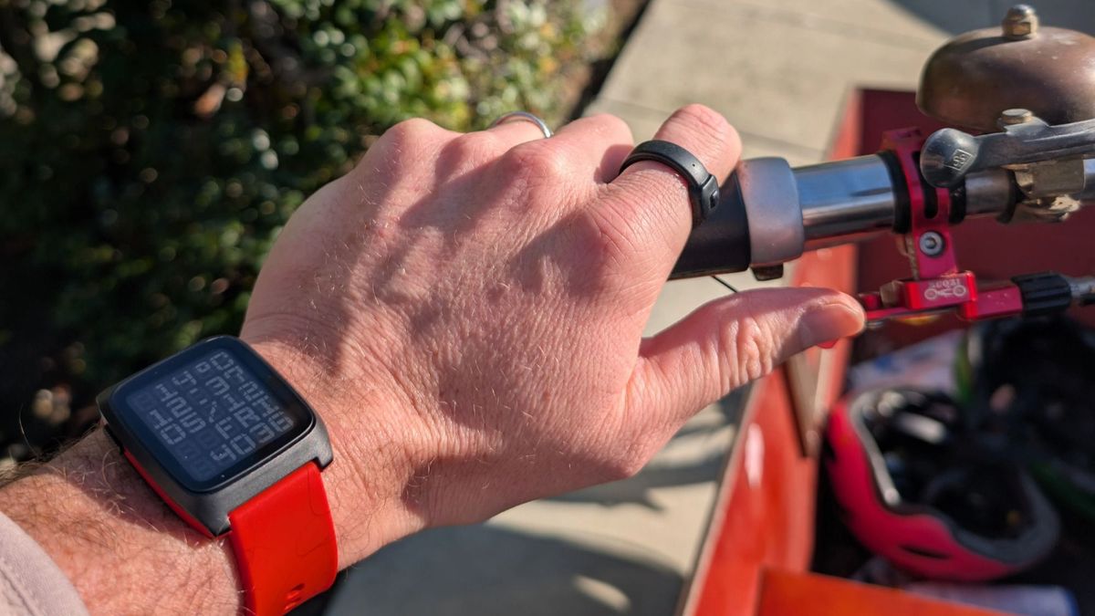 Olcsó okosgyűrűt csinált a Pebble, még tölteni sem kell