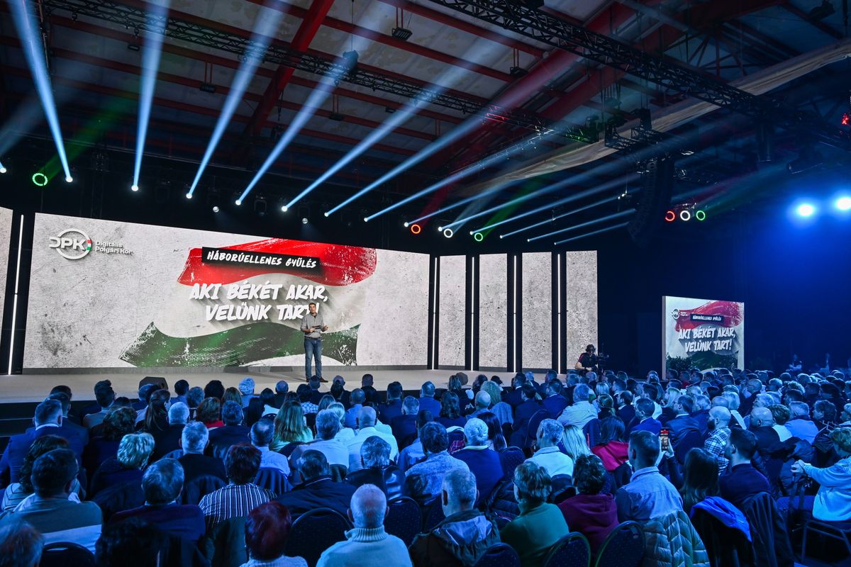 Mohács, 2025. december 13.
Kocsis Máté, a Fidesz frakcióvezetője beszédet mond a digitális polgári körök által szervezett háborúellenes gyűlésen a mohácsi Városi Sportcsarnokban 2025. december 13-án.
MTI/Illyés Tibor