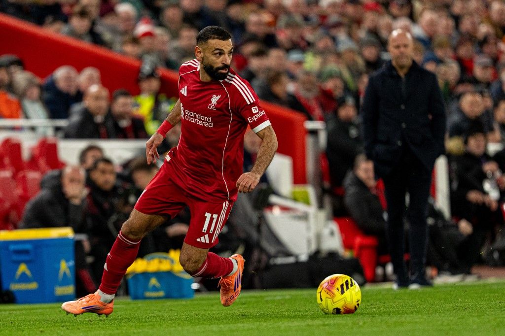 Szalah és a háttérben Slot: kettejük konfliktusa a Liverpool öltözőjében rendeződhetett a csapat előtt.