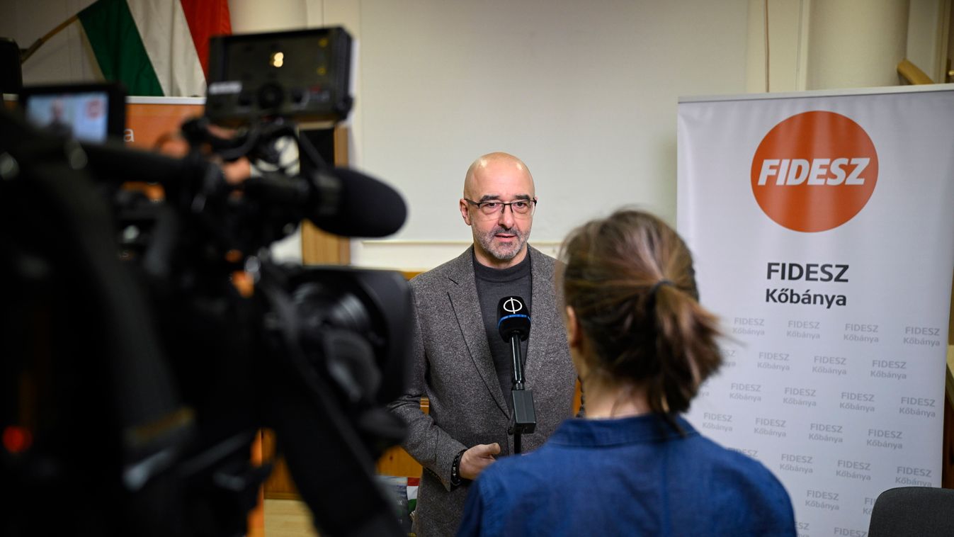 Kovács Zoltán nemzetközi kommunikációért és kapcsolatokért felelős államtitkár a kormánypártok háborúellenes aláírásgyűjtésén a Fidesz kőbányai, Halom utcai irodájában 2025. november 25-én (Fotó: MTI/Bodnár Boglárka)