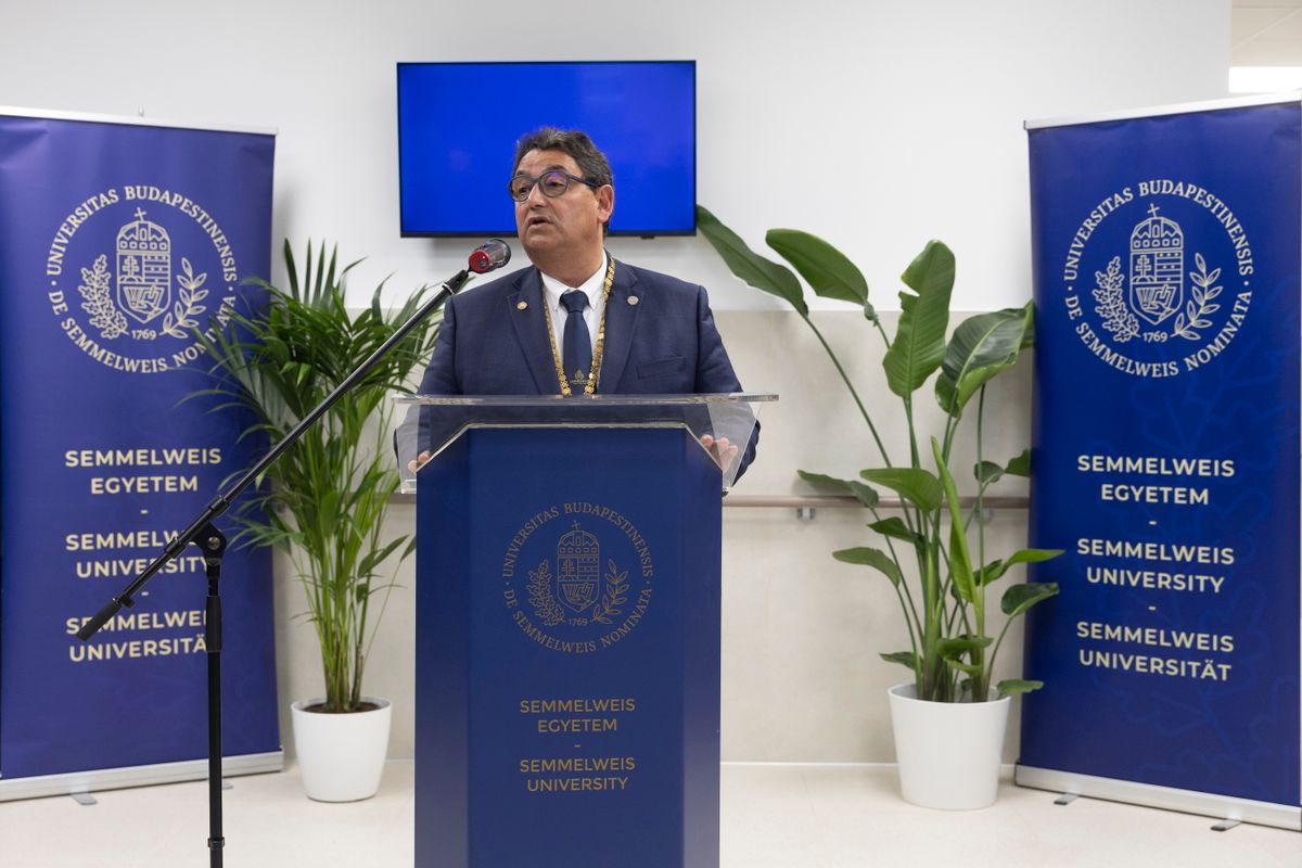 Budapest, 2025. november 17.
Merkely Béla rektor beszédet mond a Semmelweis Egyetem (SE) Városmajori Szív- és Érgyógyászati Klinika új Diagnosztikai és Terápiás Központjának átadóján 2025. november 17-én.
MTI/Kocsis Zoltán