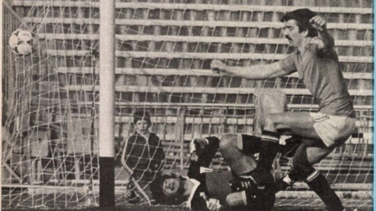 Huszonkétezer néző őrjöngött, meg akarták verni az NB I-es focibírót