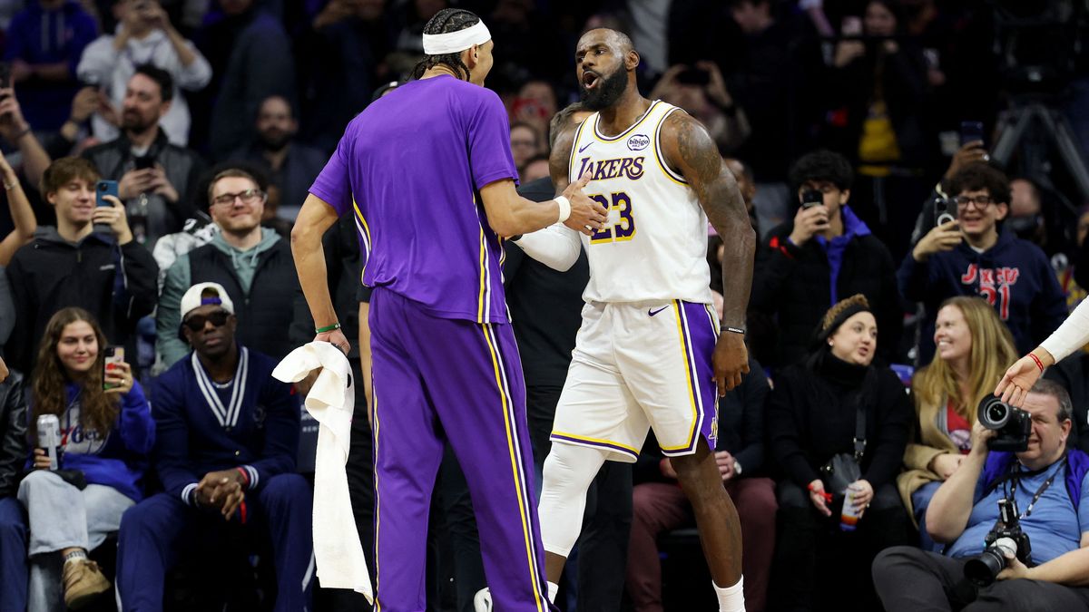 Lebron James győztes dobása után a csapattársak is gratuláltak.