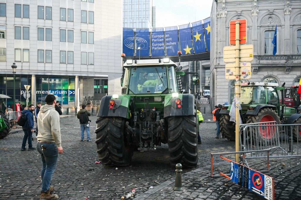 Tractors arrive in front of the European Parliament, during a farmers' protest to denounce the reforms of the Common Agricultural Policy (CAP) and trade agreements such as the Mercosur, in Brussels, on December 18, 2025, organised by Copa-Cogeca, the main association representing farmers and agricultural cooperatives in the EU. EU Farmers, particularly in France, worry the Mercosur deal -- which will be discussed at the EU leaders meeting -- will see them undercut by a flow of cheaper goods from agricultural giant Brazil and its neighbours. They also oppose plans put forward by the European Commission to overhaul the 27-nation bloc's huge farming subsidies, fearing less money will flow their way. (Photo by NICOLAS TUCAT / AFP)