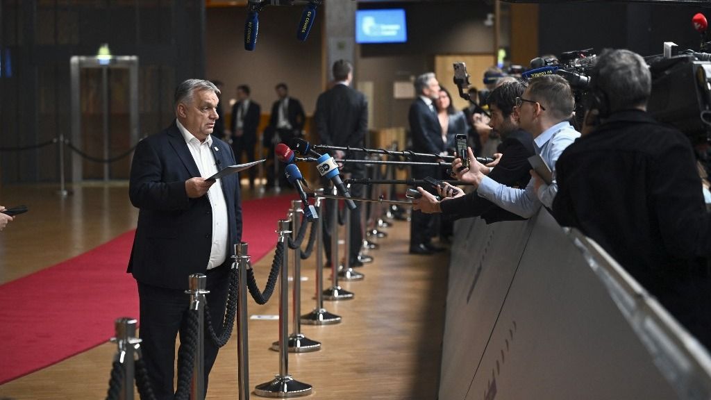 Orbán Viktor érkezését újságírók hada kísérte, a kamerák kereszttüzében lépett be az uniós találkozó helyszínére