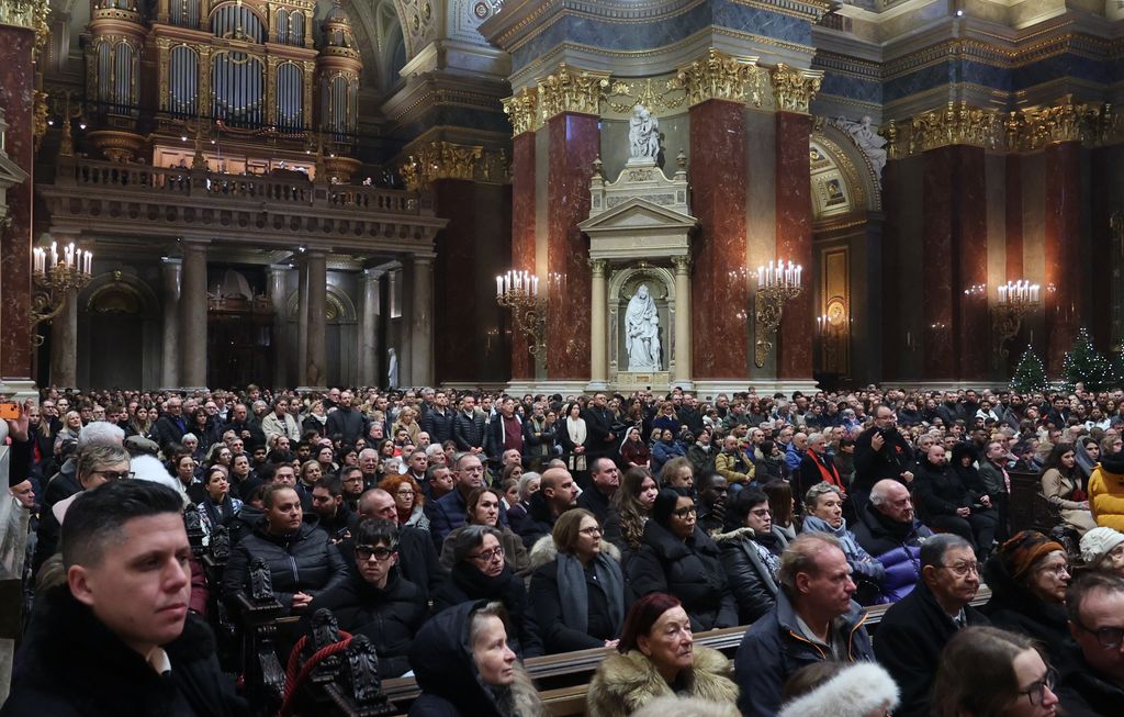 Erdő Péter karácsonyi éjféli szentmisét celebrált a Szent István-bazilikában
