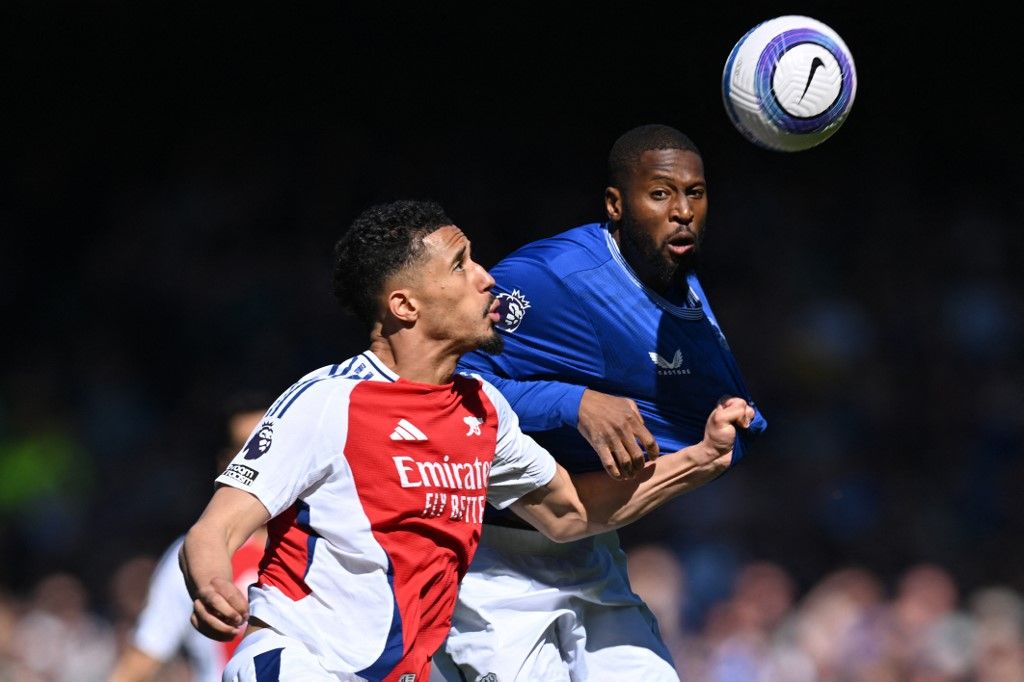 Az Arsenal védője, William Saliba (balra) az Everton elleni Premier League-mérkőzésen vitatott eset főszereplője volt