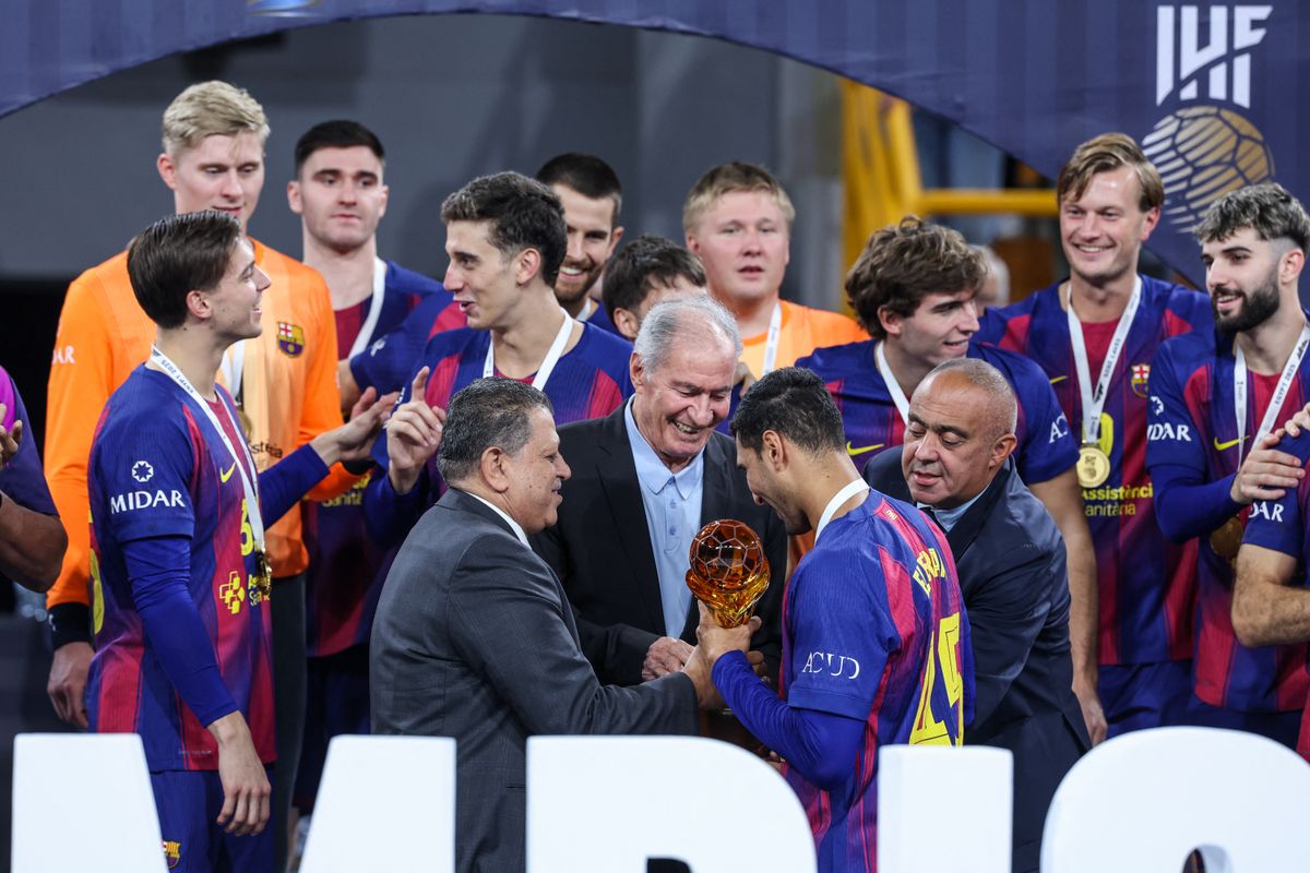 Hasszan Musztafa a kézilabda-klub-vb-t megnyert Barcelona játékosaival