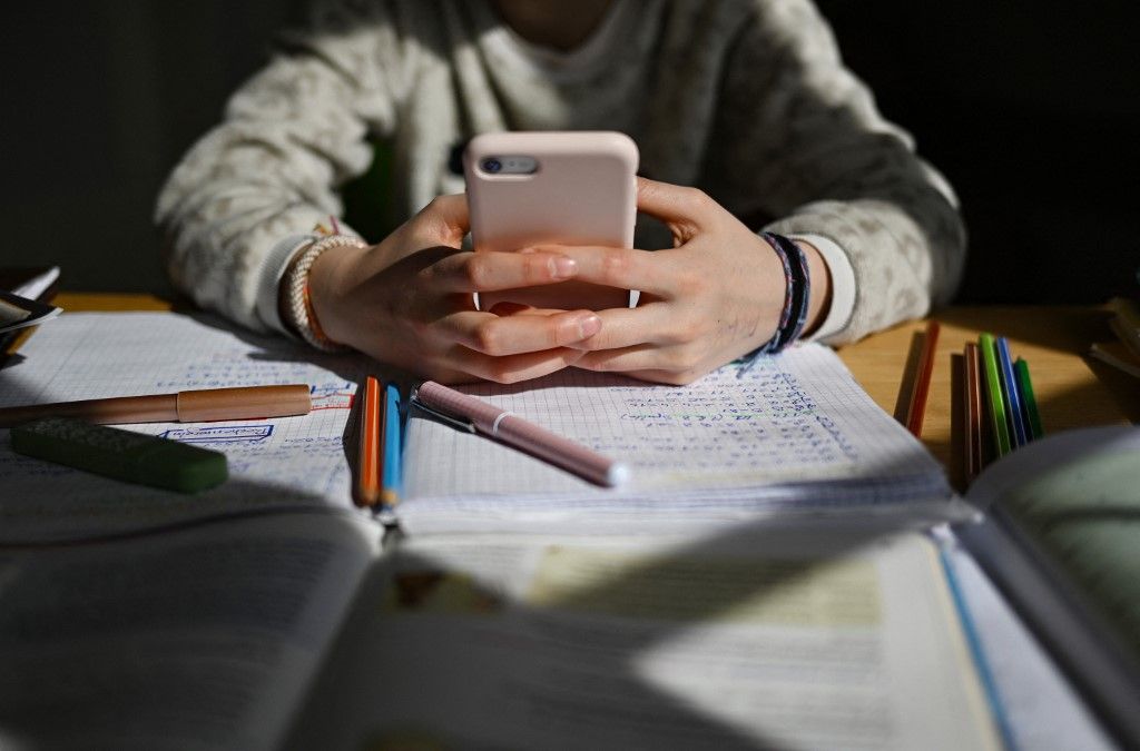 Izraelben februártól tilos lesz az okostelefon használata az általános iskolákban (Fotó: MARIJAN MURAT / DPA)