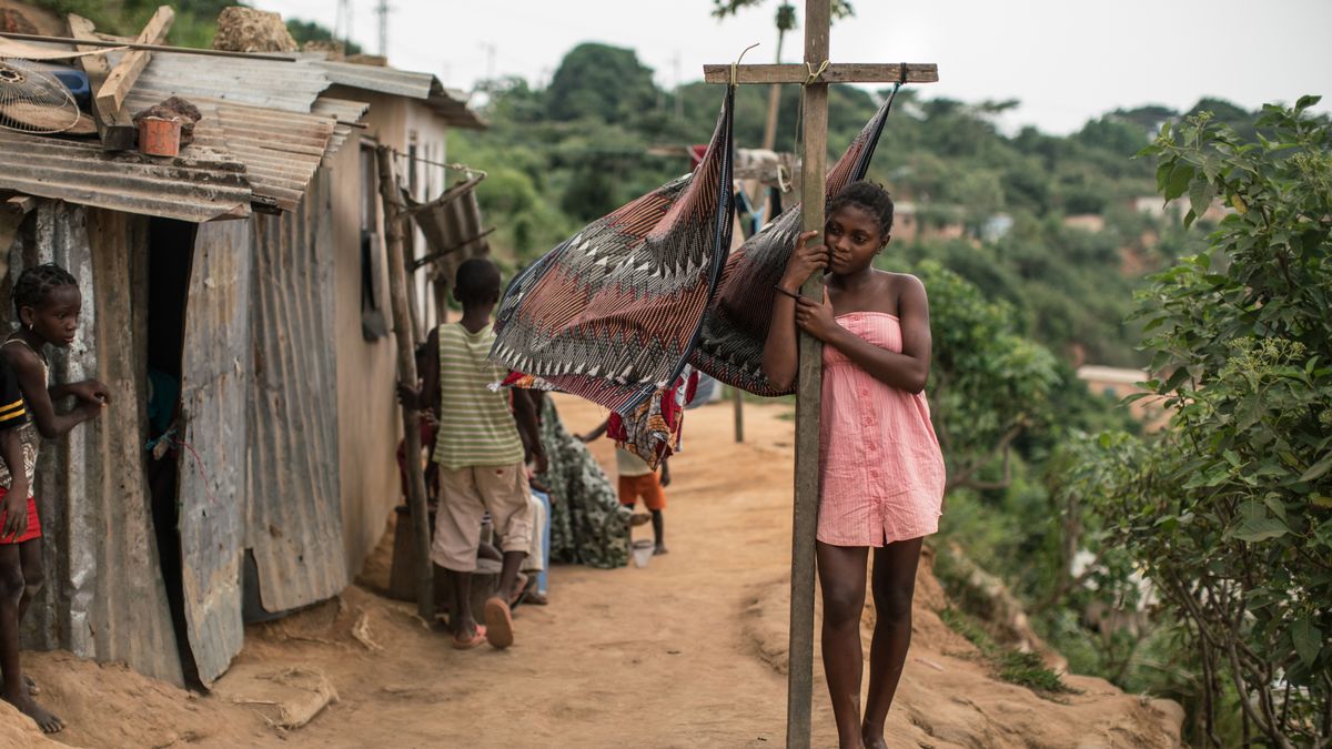 Lugas
CABINA, Angola: A girl stands beside a laundry line in a poor neighborhood overlooking Cabinda, a heavily guarded territory that accounts for half the oil output from Africa's top petroleum producer. While the World Bank lists Angola as an upper middle income country, vast inequality means that life expectancy remains only 53 years, and child and maternal mortality rates are among the highest in the world.
A sharp decline in international oil prices has hit the economy hard in Angola, one of the world's most unequal countries, and stirred resentment towards President Eduardo dos Santos, the leader of Africa's largest crude exporter. (Nichole Sobecki for The Washington Post via Getty Images)