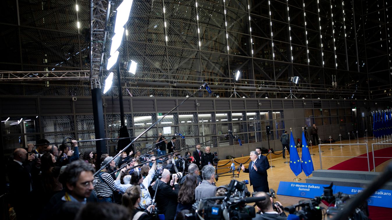 A Miniszterelnöki Kommunikációs Főosztály által közreadott képen Orbán Viktor miniszterelnök (j2) nyilatkozik a sajtó képviselőinek, amint megérkezik az Európai Unió és a nyugat-balkáni országok csúcstalálkozójára Brüsszelben 2025. december 17-én, az EU c