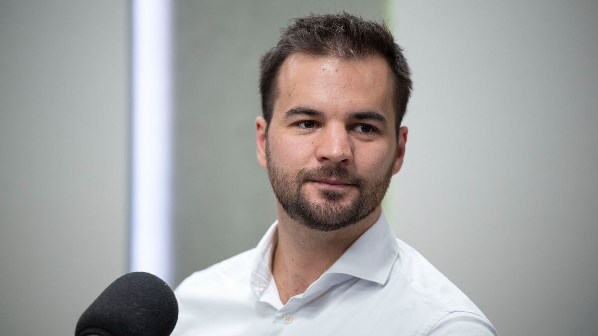 Budapest, 2025. szeptember 22. 
Kapu Tibor űrhajós Áder Jánossal, a Kék Bolygó Klímavédelmi Alapítvány kuratóriumi elnökével, volt köztársasági elnökkkel beszélget a volt államfő Kék bolygó című podcastjének felvételen a Kossuth rádió stúdiójában 2025. szeptember 12-én.
MTI/Bodnár Boglárka