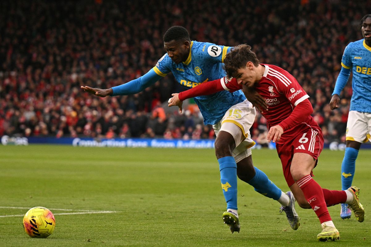 A Wolverhampton-védő, Yerson Mosquera (balra) és Kerkez Milos párharca a szombati találkozón