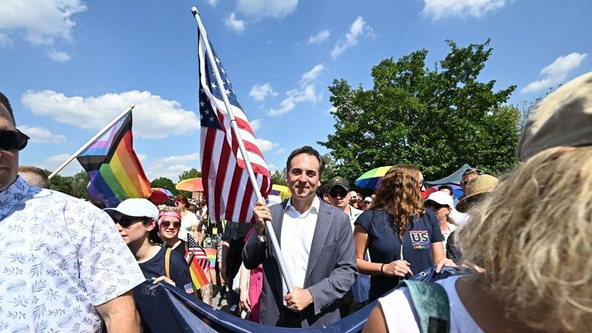 A magyargyűlölő David Pressman hatalmasat bókolt Orbán Viktornak