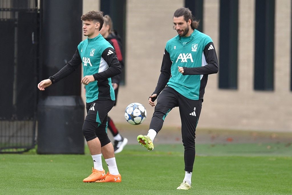 Kerkez Milos (balra) és Szoboszlai Dominik a Liverpool egyik edzése közben