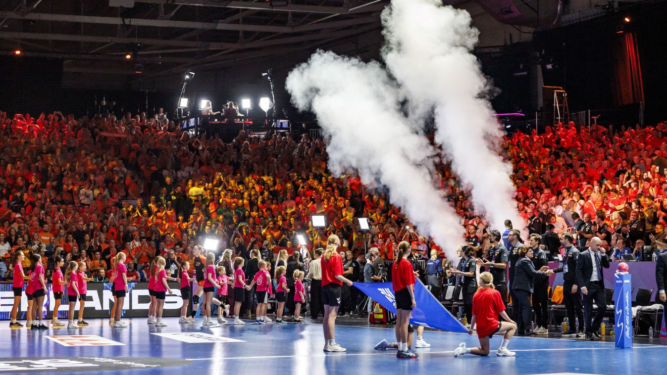 női kézilabda világbajnokság
ROTTERDAM - Players from the Netherlands and Norway take the field for the semi-final match at the World Handball Championship between the Netherlands and Norway. ANP IRIS VAN DEN BROEK netherlands out - belgium out (Photo by