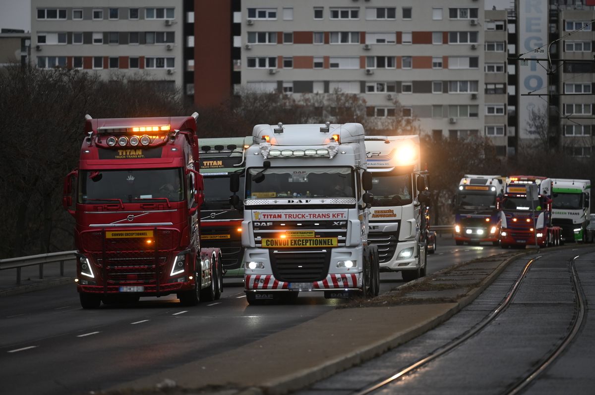 Budapest, 2025. december 22.
A fuvardíjak emelése ellen tüntető kamionosok haladnak a fővárosi Árpád hídon 2025. december 22-én. Az Építési és Közlekedési Minisztérium december 19-én hét fuvarozói szervezet képviselőivel írt alá megállapodást; minden fuvarozói szervezettel megegyezett, egy szervezet kivételével. A minisztérium tájékoztatása szerint a megállapodás aláírásával a fuvardíjak méltányos emelése valósul meg 2026-ban.
MTI/Balogh Zoltán