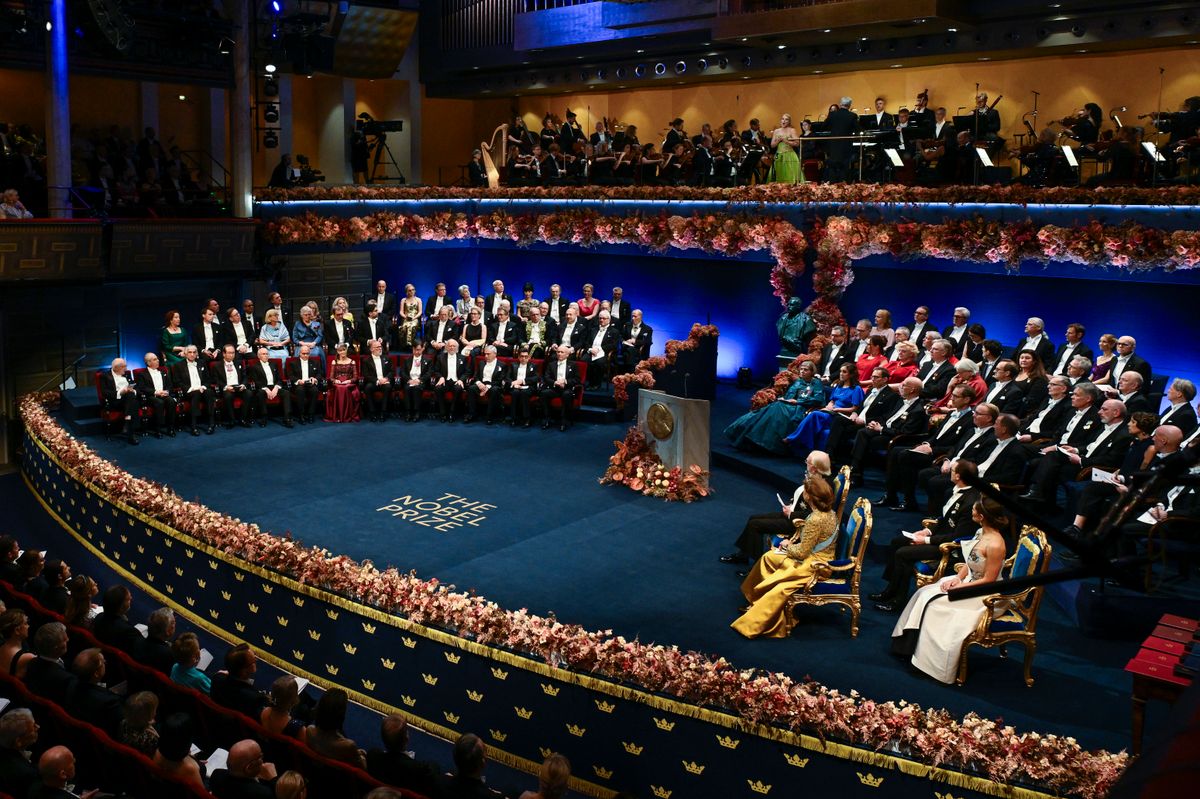 Stockholm, 2025. december 10.
Résztvevők és díjazottak a 2025-as Nobel-díjak átadási ünnepségén a stockholmi hangversenyteremben 2025. december 10-én. Balról az első sorban az irodalmi Nobel-díjas Krasznahorkai László író (j4).
MTI/Koszticsák Szilárd