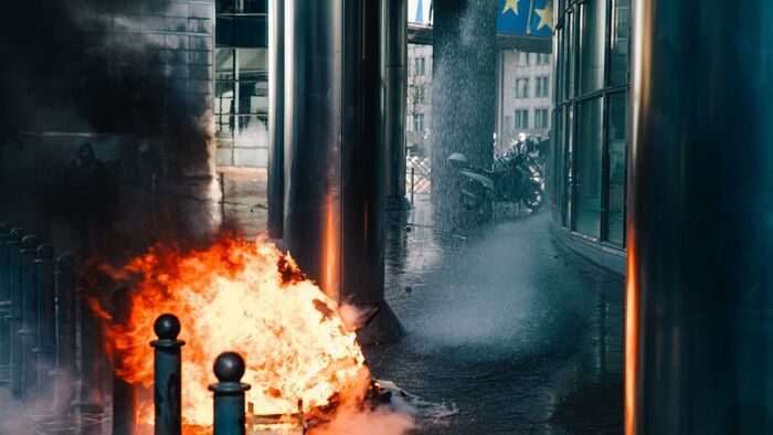 A fire is lit during a farmers' protest to denounce the reforms of the Common Agricultural Policy (CAP) and unacceptable trade agreements, in Brussels, on Thursday 18 December 2025, organised by Copa-Cogeca, the main association representing farmers and agricultural cooperatives in the EU. The protest is being organised a few hours before European Commission President von der Leyen is expected to leave for Brazil as part of the agreement with the South American trade bloc and on the sidelines of the European Council meeting on the future EU budget. BELGA PHOTO EMILE WINDAL (Photo by EMILE WINDAL / BELGA MAG / Belga via AFP)