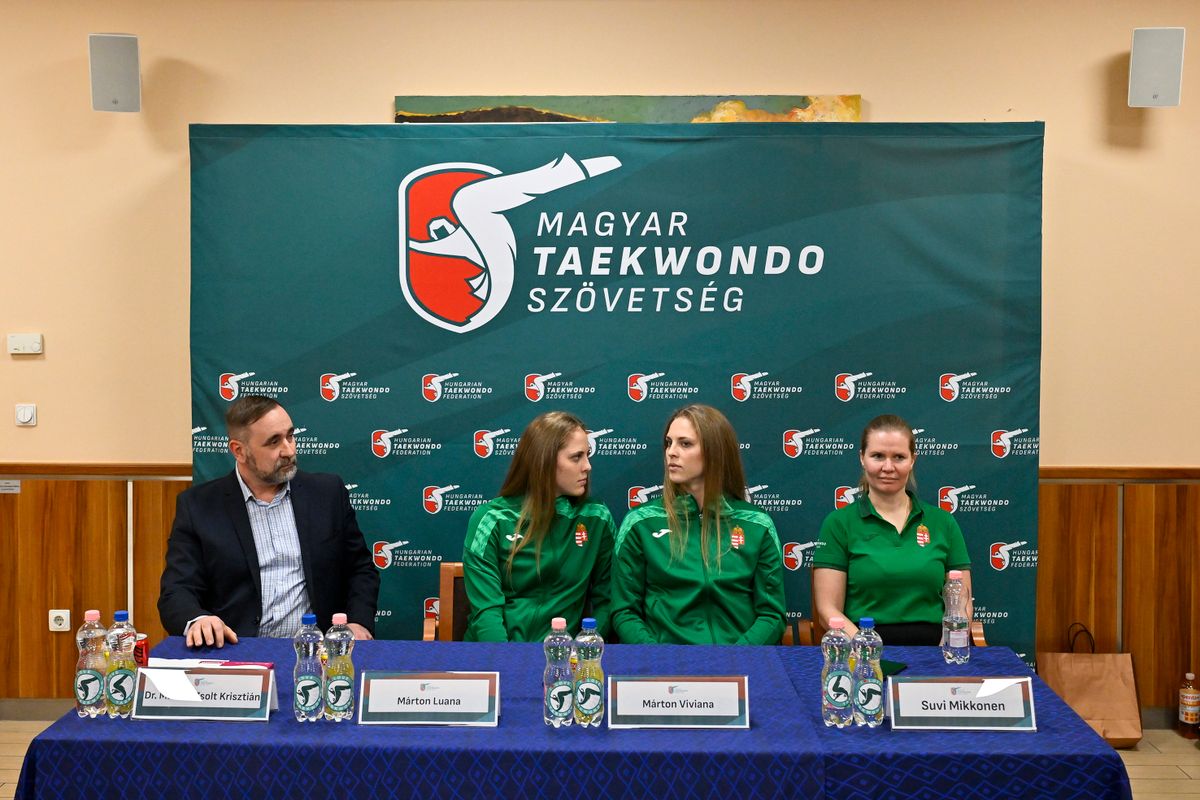 Budapest, 2025. november 19.
Márton Luana kétszeres világbajnok és ikertestvére, Márton Viviana olimpiai bajnok tekvondós (középen, b-j), valamint edzőjük, Suvi Mikkonen (j) és Márton Zsolt Krisztián elnök a szakszövetség budapesti sajtótájékoztatóján 2025. november 19-én.
MTI/Hegedüs Róbert