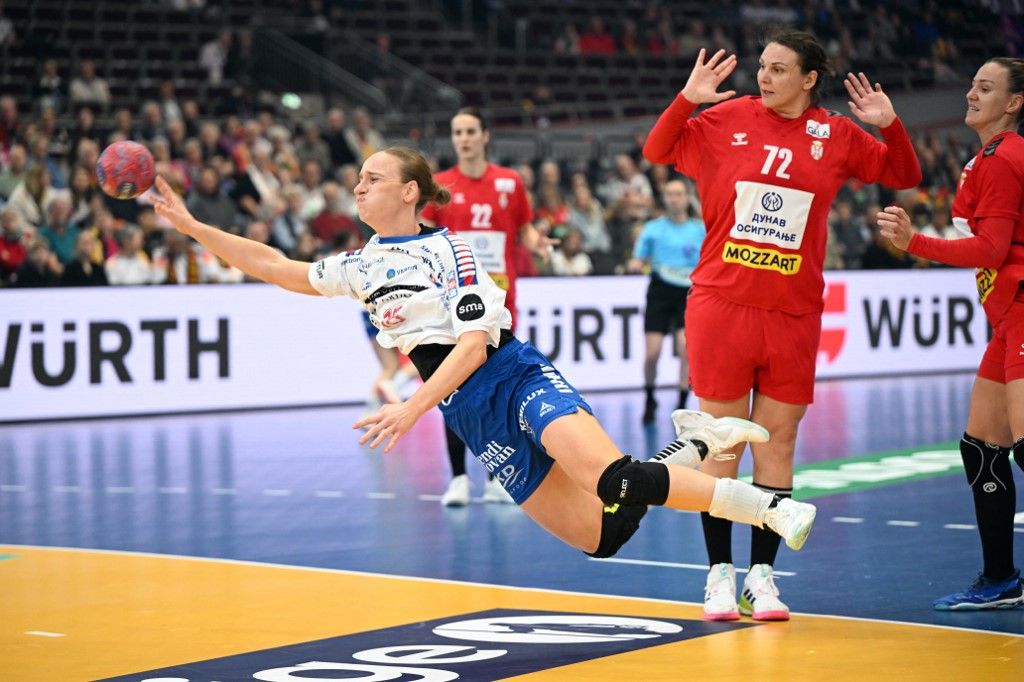 Pernille Brandenborg tör kapura a szerb Dragan Cvijics, az FTC játékosa mellett a Feröer-szigetek-Szerbia találkozón a női kézilabda-világbajnokságon