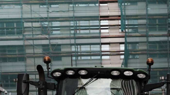 Manifestation des agriculteurs et mobilisation citoyenne contre l accord commercial Mercosur et la potentielle reduction du budget du secteur agricole actuellement en discussion lors d un sommet europeen sur le prochain cadre budgetaire de l Union Europeenne a Bruxelles dans la province de Bruxelles Capitale en Belgique le 18 decembre 2025.
Farmers demonstration and citizen mobilisation in protest of the Mercosur trade agreement and potential cuts to the agricultural sector budget currently under discussion at a European summit on the next EU budgetary framework in Brussels in the province of Brussels Capital in Belgium on December 18, 2025. (Photo by Karim Tebache / Hans Lucas via AFP)