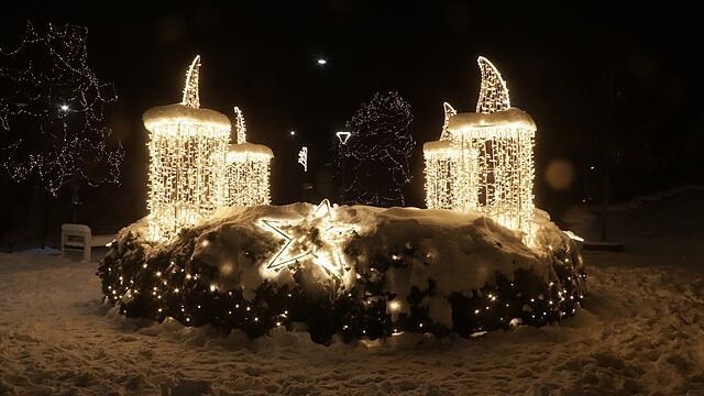 Adventi koszorú. forrás: Wikimedia Commons.