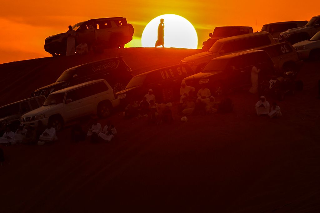 Naplemente Umm al-Kuvein sivatagában az Egyesült Arab Emírségekben