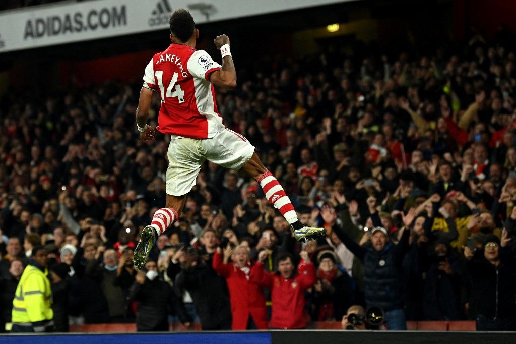 Arsenal's Gabonese striker Pierre-Emerick Aubameyang celebrates scoring his team's second goal during the English Premier League football match between Arsenal and Aston Villa at the Emirates Stadium in London on October 22, 2021. (Photo by Glyn KIRK / AFP) / RESTRICTED TO EDITORIAL USE. No use with unauthorized audio, video, data, fixture lists, club/league logos or 'live' services. Online in-match use limited to 120 images. An additional 40 images may be used in extra time. No video emulation. Social media in-match use limited to 120 images. An additional 40 images may be used in extra time. No use in betting publications, games or single club/league/player publications. /