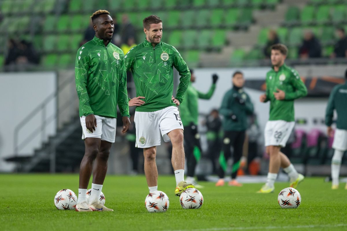 Bamidele Yusuf (balra) és Varga Barnabás kezdett a hazai csatársorban az FTC–Rangers Európa-liga-mérkőzésen