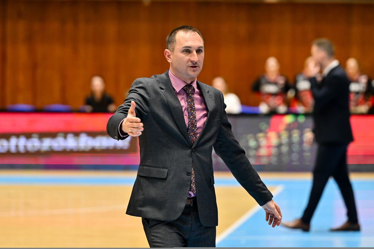 Pécs, 2025. március 23.
Zeljko Dokic, az NKA Universitas Pécs vezetőedzője a Killik László női kosárlabda Magyar Kupa harmadik helyéért játszott TFSE-MTK - NKA Universitas Pécs mérkőzésen a pécsi Lauber Dezső Sportcsarnokban 2025. március 23-án.
MTI/Vasvári Tamás