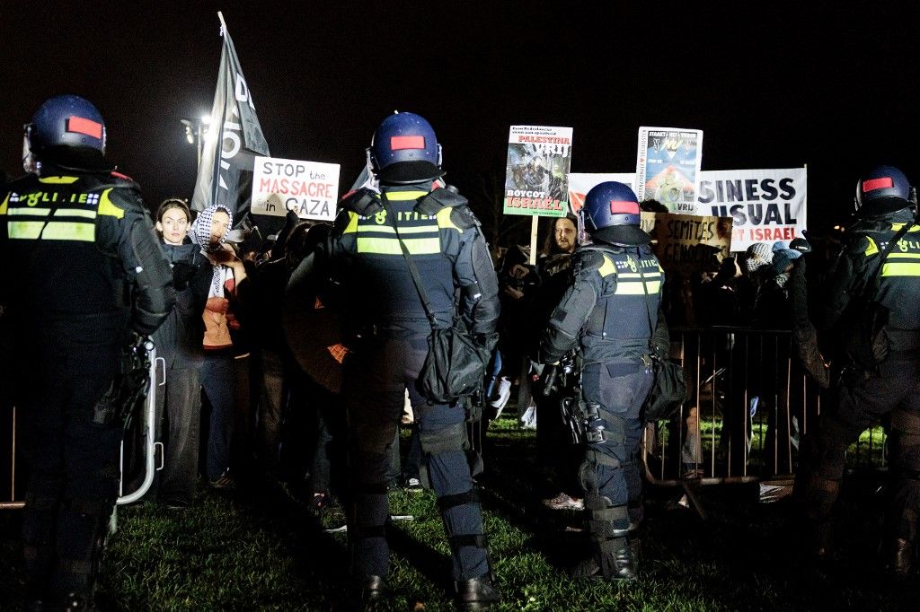 AMSTERDAM A pro-Palestine protest took place on Museumplein next to the Royal Concertgebouw, where Israeli cantor Shai Abramson performed to mark the start of Chanukah, the Jewish Festival of Lights. Supporters and opponents gathered in the area around Museumplein. ANP RAMON VAN FLYMEN netherlands out - belgium out (Photo by Ramon van Flymen / ANP MAG / ANP via AFP)