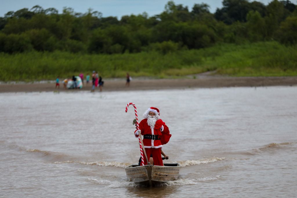 Brazília - Jorge Alberto Barrozo Mikulásnak öltözve, kenuval ajándékokat visz az amazonasi esőerdőkben élő gyerekek számára