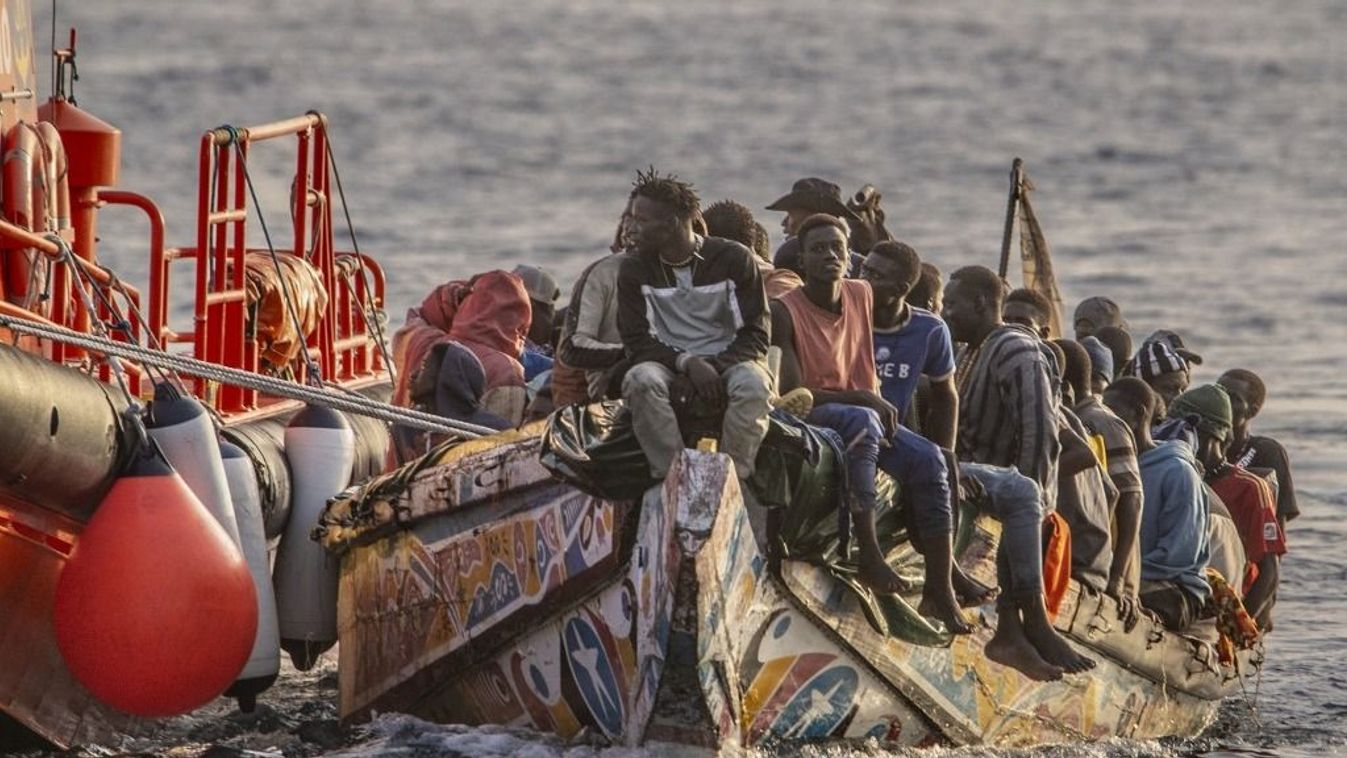 Befogott, migránsokkal teli csónak.