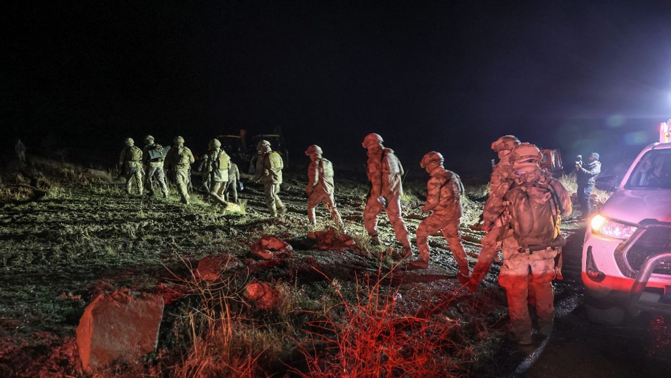 Keresési és mentési műveletek a roncsok környékén (Fotó: AFP)