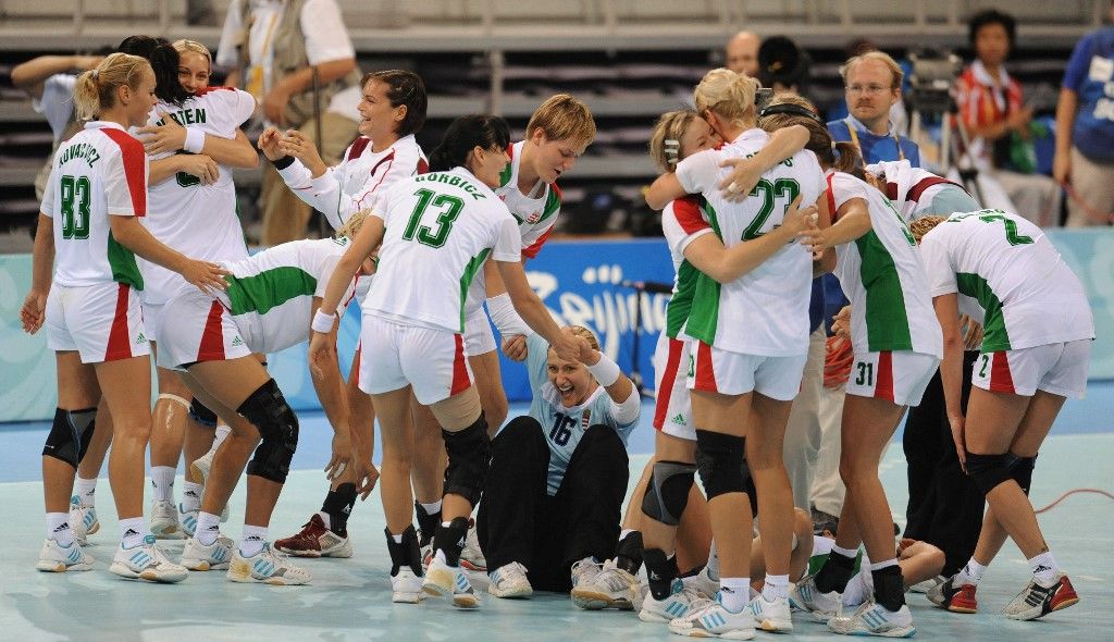 Hungary players celebrate after beating Romania in the quarter-final of the women's handball competition at the Beijing 2008 Olympic Games on August 19, 2008. Hungary won 34-30. AFP PHOTO/Peter PARKS (Photo by PETER PARKS / AFP)