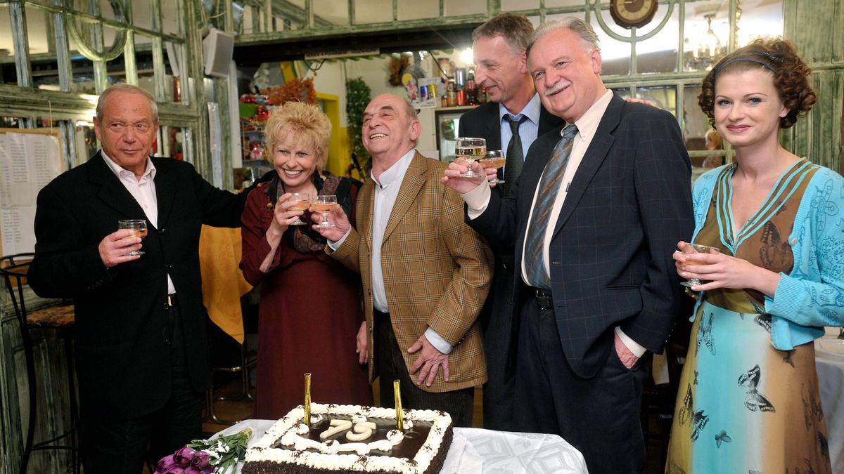 Budapest, 2009. április 19.
Léner Péter, a József Attila Színház igazgatója (b), valamint Esztergályos Cecília (b2), Schnell Ádám (b4), Balázs Péter (b5) és Ullmann Mónika (j) színmûvészek koccintanak 75. születésnapja alkalmából Bodrogi Gyula színmûvésszel (b3) a teátrum Csak kétszer vagy fiatal címû elõadásának végén a színház büféjében, 2009. április 18-án este.
MTI Fotó: Beliczay László