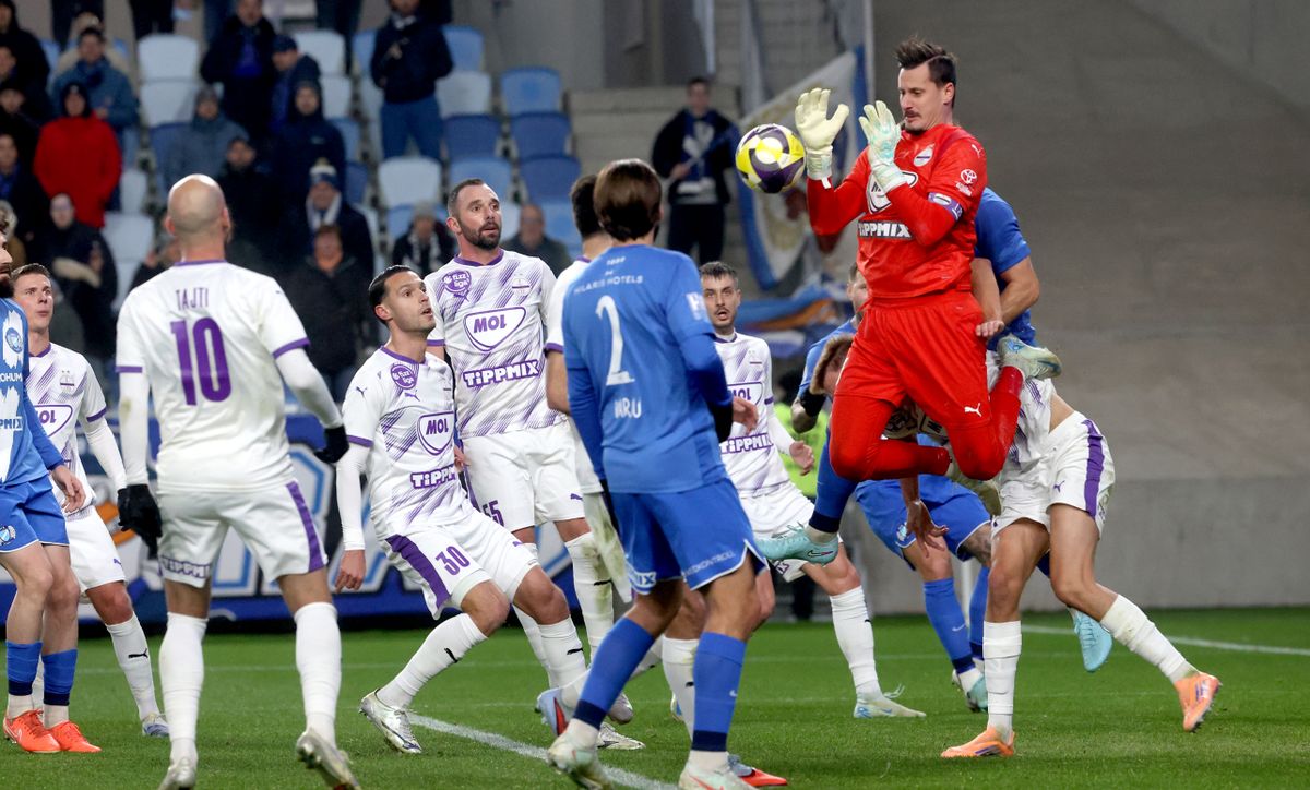 Volt bőven történés a kapuk előtt az Újpest FC és az MTK Budapest bajnokiján, képünkön az újpesti kapus, Banai Dávid egy védése látható