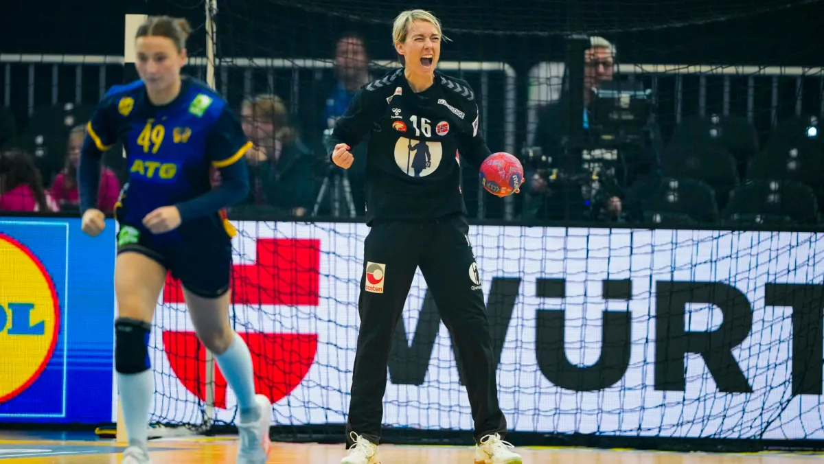 Katrine Lunde 50 százalékkal védett a norvég-svéd meccsen a női kézilabda-vb középdöntőjében. Őt választották meg a meccs emberének, 45 évesen is világklasszis