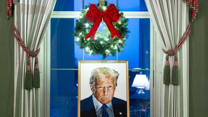 Donald Trump amerikai elnök Lego-kockákból készült portréja karácsonyi dekoráció részeként látható a Fehér Ház zöld szobájában