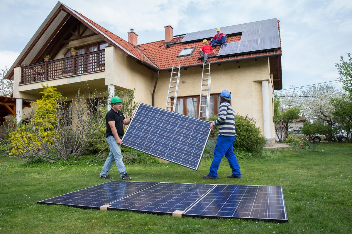 lakossági energiatároló programr, Napelem rendszer kiépítésén dolgoznak a szakemberek egy gyáli családi háznál 2016.04.14-én. napenergia megújúló energia elmű hálózatra visszatápláló napelemes rendszer állami támogatás energetikai rendszer koszerűsítése családi ház fűtés hűtés szakmunkás munka