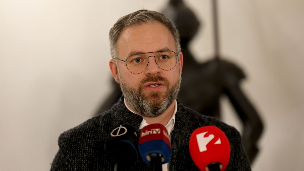 Szerencs, 2025. december 2.
Orbán Balázs, a miniszterelnök politikai igazgatója a kormánypártok országjárásának szerencsi fóruma előtt tartott sajtótájékoztatón 2025. december 2-án.
MTI/Vajda János