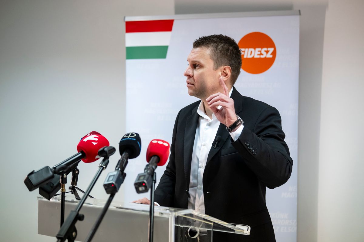 Bátonyterenye, 2025. november 26.
Menczer Tamás, a Fidesz-KDNP kommunikációs igazgatója sajtótájékoztatót tart a kormánypártok országjárásának fóruma előtt Bátonyterenyén 2025. november 26-án.
MTI/Komka Péter