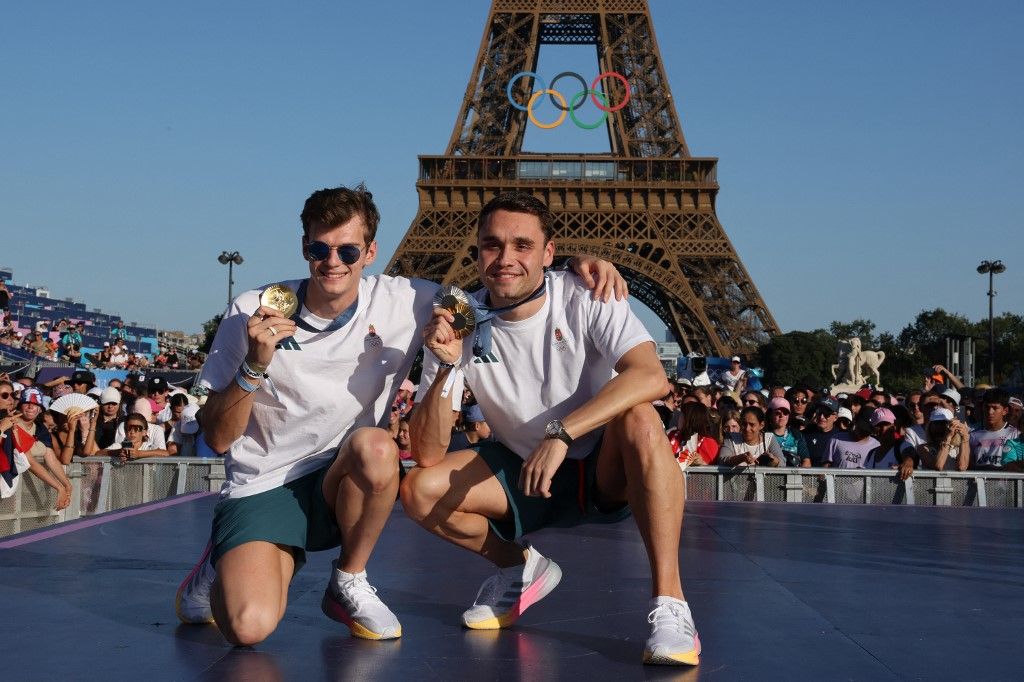 Kós Hubert és Milák Kristóf, Párizs olimpiai bajnok magyar úszói: az olasz lap szembeállította őket egymással.