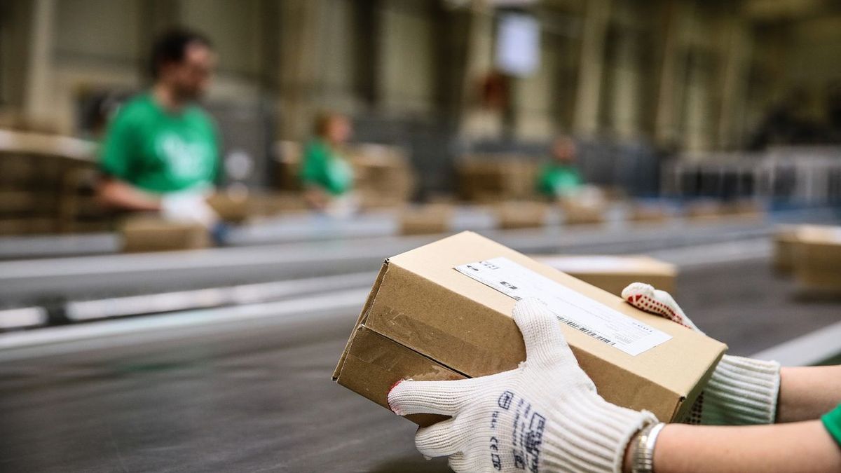 Botrány karácsony előtt: elakadtak csomagok, tombolnak a vásárlók