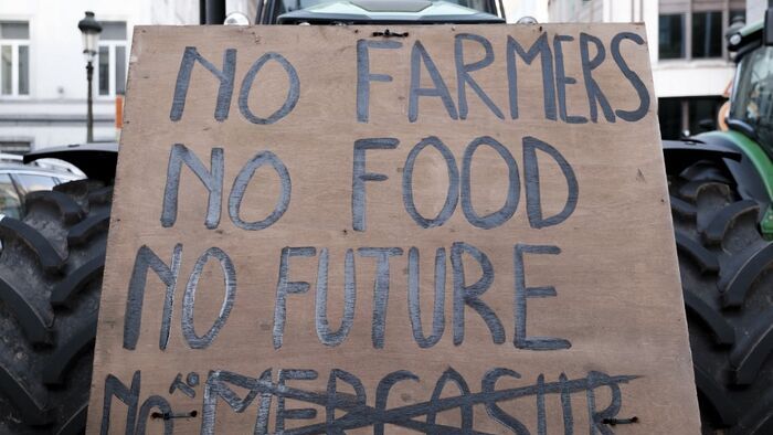 Manifestation des agriculteurs et mobilisation citoyenne contre l accord commercial Mercosur et la potentielle reduction du budget du secteur agricole actuellement en discussion lors d un sommet europeen sur le prochain cadre budgetaire de l Union Europeenne a Bruxelles dans la province de Bruxelles Capitale en Belgique le 18 decembre 2025.
Farmers demonstration and citizen mobilisation in protest of the Mercosur trade agreement and potential cuts to the agricultural sector budget currently under discussion at a European summit on the next EU budgetary framework in Brussels in the province of Brussels Capital in Belgium on December 18, 2025. (Photo by Karim Tebache / Hans Lucas via AFP)