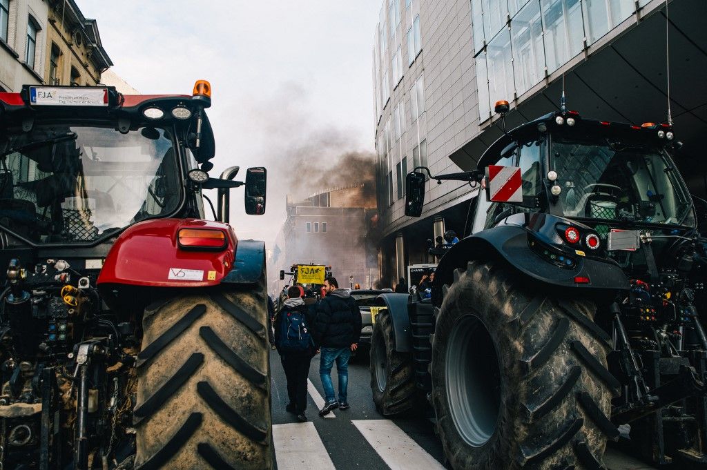 Farmers take their tractors to the streets of Brussels, for a farmers' protest to denounce the reforms of the Common Agricultural Policy (CAP) and unacceptable trade agreements, in Brussels, on Thursday 18 December 2025, organised by Copa-Cogeca, the main association representing farmers and agricultural cooperatives in the EU. The protest is being organised a few hours before European Commission President von der Leyen is expected to leave for Brazil as part of the agreement with the South American trade bloc and on the sidelines of the European Council meeting on the future EU budget. BELGA PHOTO EMILE WINDAL (Photo by EMILE WINDAL / BELGA MAG / Belga via AFP)