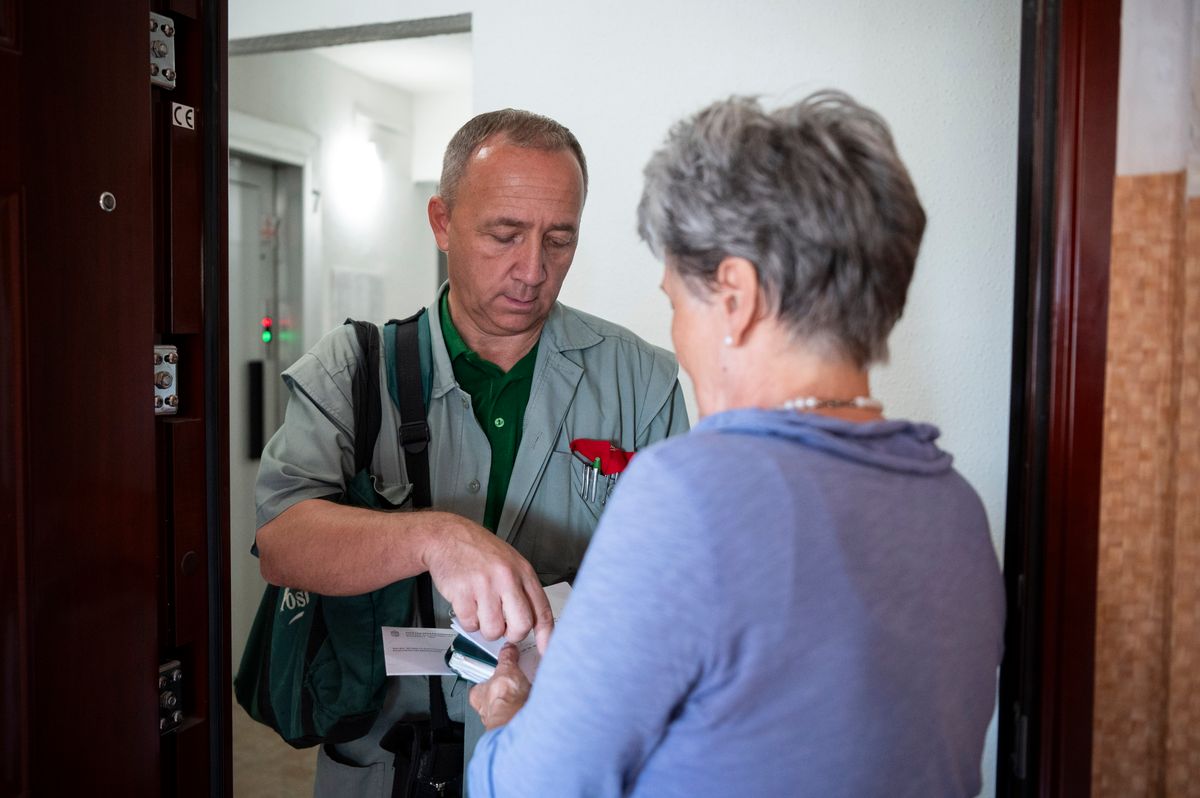 Budapest, 2025. szeptember 1.
A Magyar Posta munkatársa kézbesíti egy nyudíjasnak a 30 ezer forintos élelmiszer-utalványt a fővárosban, a XIII. kerületi Gidófalvy Lajos utca egyik társasházában 2025. szeptember 1-jén. A postások szeptember 1-je és október 15-e között kézbesítik az utalványokat, melyeket december 31-ig lehet felhasználni hideg élelmiszer vásárlására. Az utalványra jogosultak a nyugdíjasok és más nyugdíjszerű ellátásban részesülők.
MTI/Bodnár Boglárka