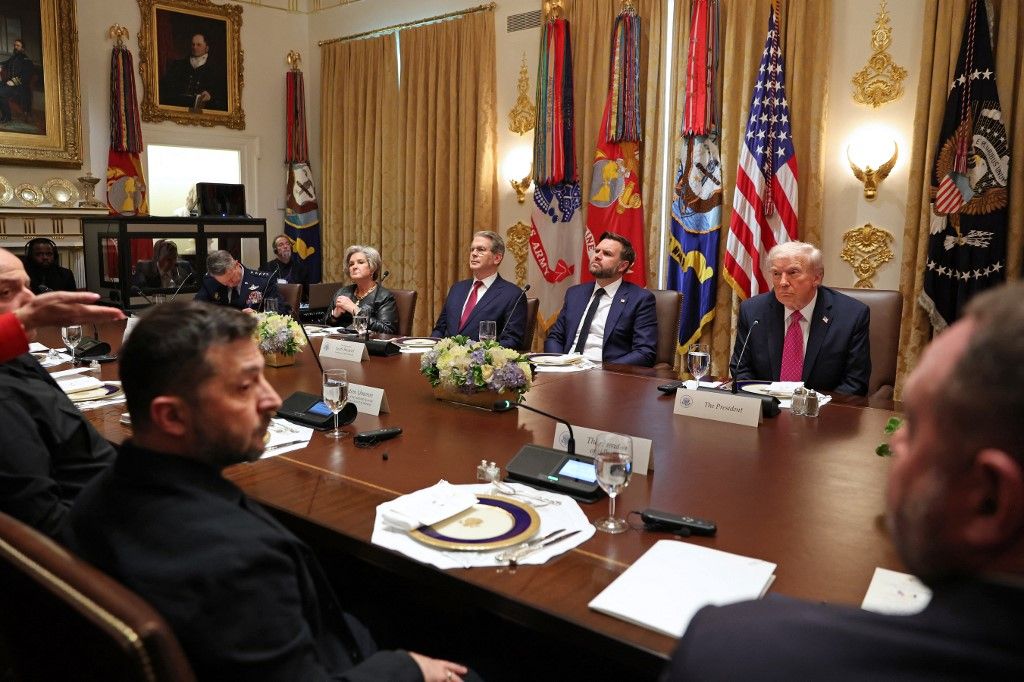 US President Donald Trump meets with Ukrainian President Volodymyr Zelensky (L) in the Cabinet Room of the White House in Washington, DC, on October 17, 2025. (Photo by TOM BRENNER / AFP)