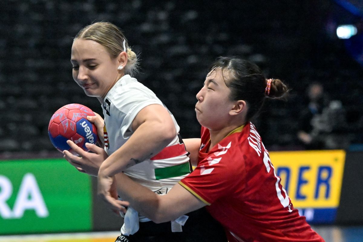 Simon Petra és a japán Aizava Nacuki a női kézilabda-világbajnokság középdöntőjének 2. fordulójában játszott Japán–Magyarország mérkőzésen 